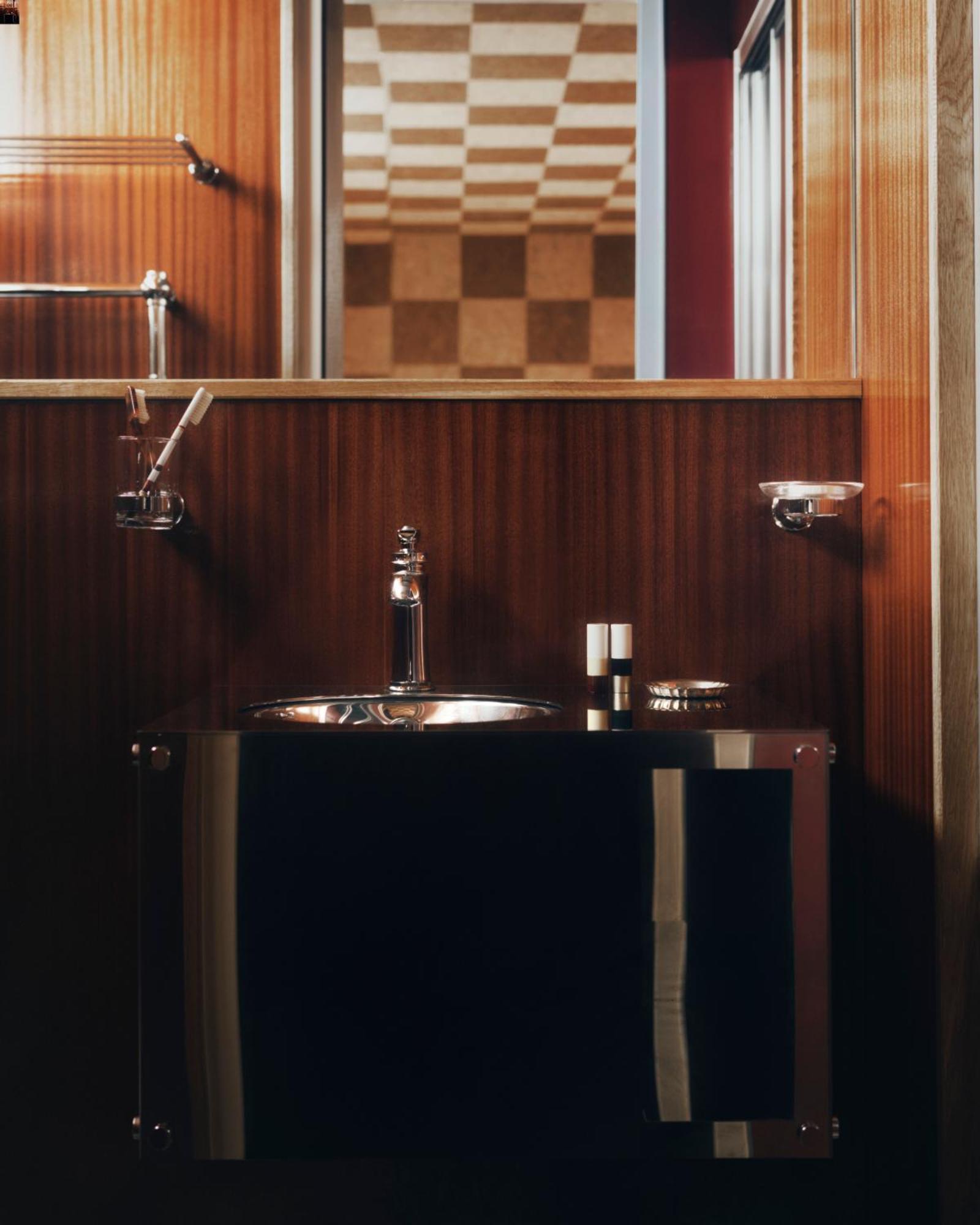 Luxia & Hotel